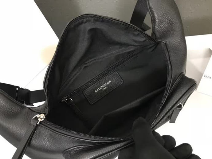 BALENCIAG巴黎世家 頂級原單質量 摔紋小牛皮 胸包 腰包 男女同款 529765（紅字）  BL1539